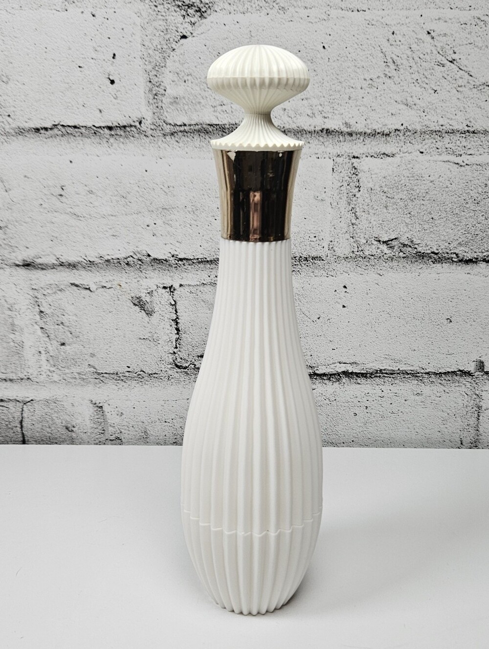 Vintage Avon Sonnet White Ribbed Cologne Spray Bottle Gold Tone Vanity Decor